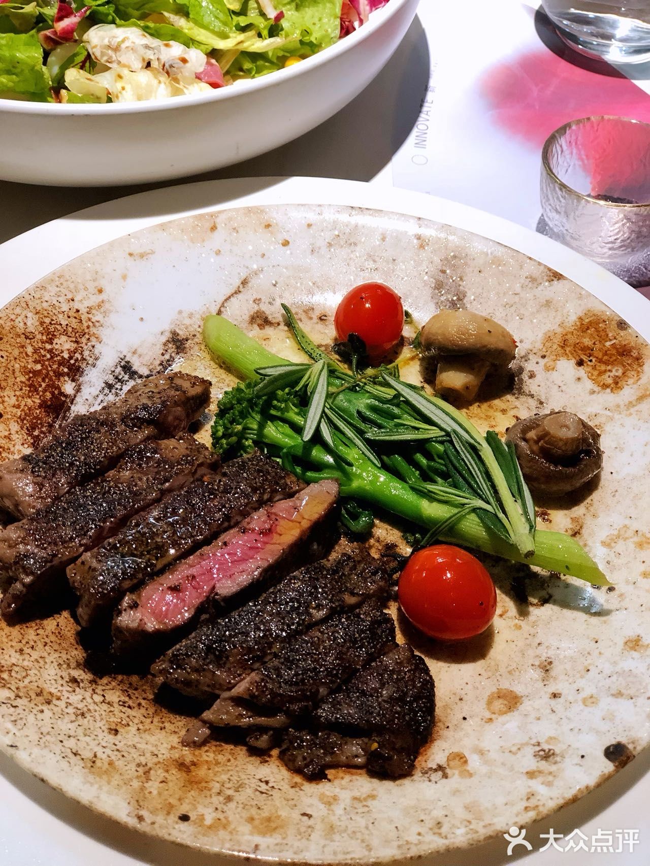 这次朋友定了位置，特意避开饭点