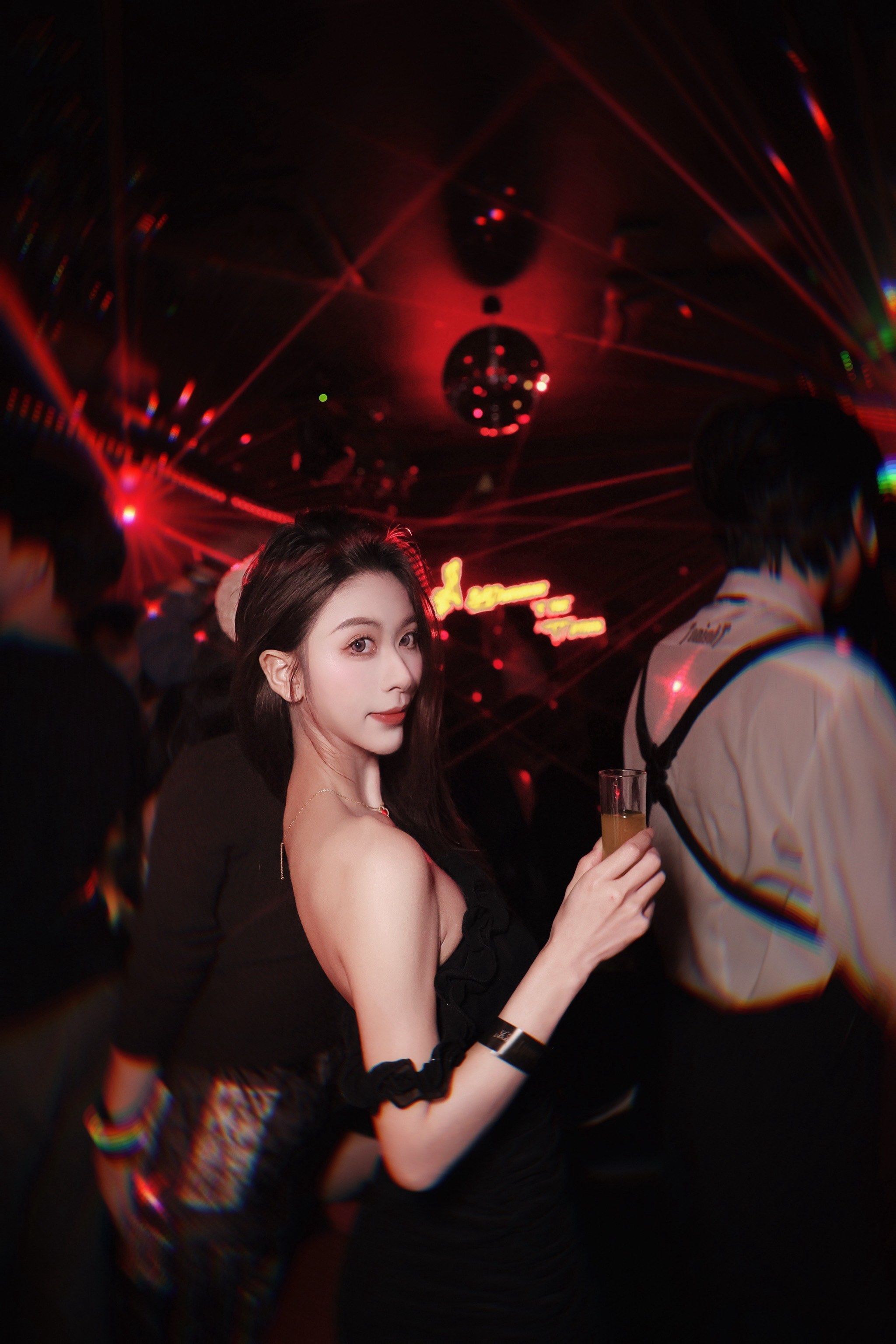 第一次来 tonight酒吧也太多辣妹了吧7515