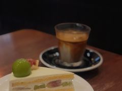 晴王葡萄无花果奶油蛋糕-black rainbow coffee