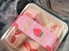 草莓奶油三明治-罗森尼娜(德思勤店)