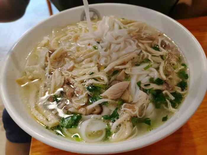 就是加料的地方就有金桔和薄荷可以加,我点的一碗鸡丝粉一碗鸡腿粉,我