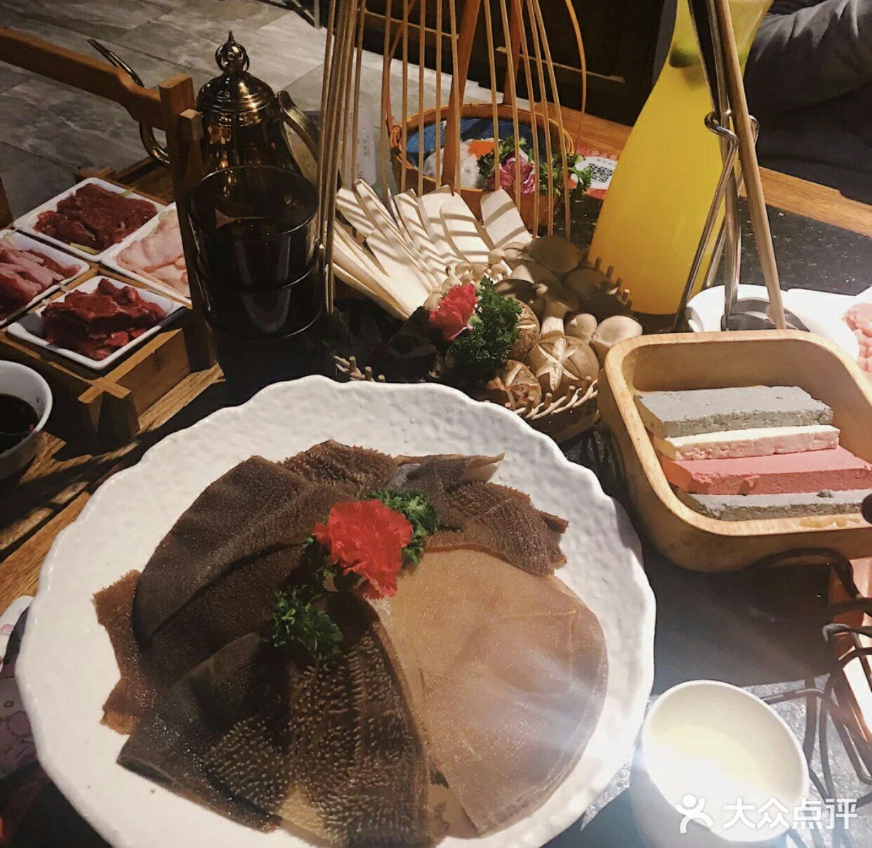 没什么事是一顿火锅解决不了的，如果有就两顿
