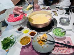 -洪氏嗨捞·广东猪肚鸡·椰子鸡火锅(西咸万象城店)