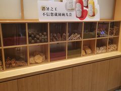 面包甜点陈列柜-炖物24章·顺时轻养茶(黄龙店)