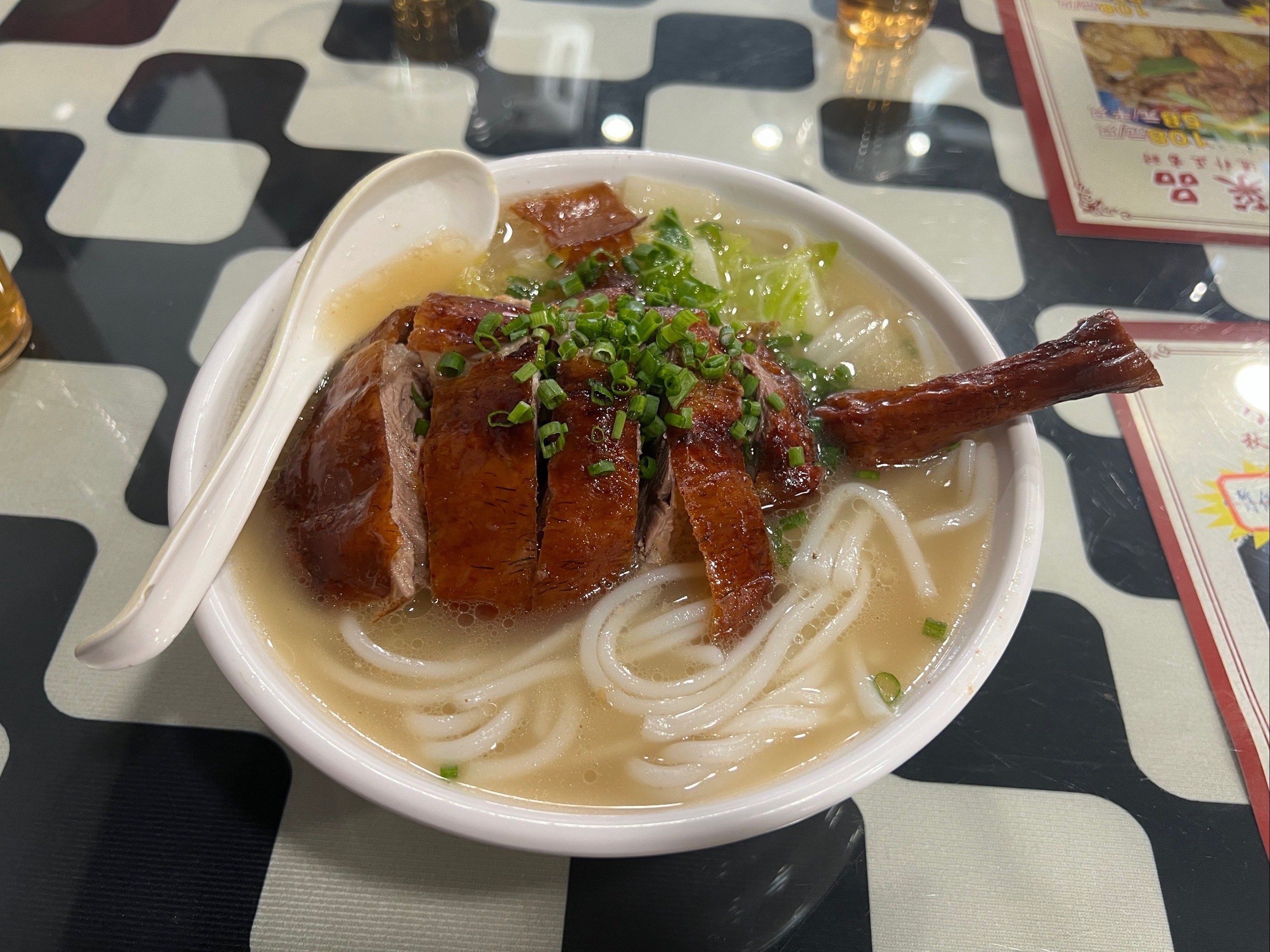 终于吃上烧鹅腿濑粉啦