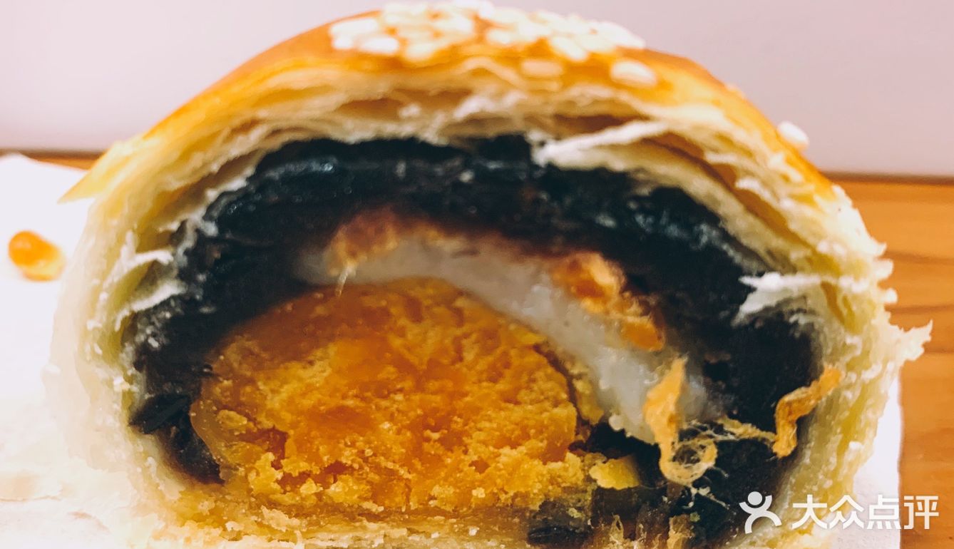 【馅中馅蛋黄酥】一盒四个，一个70克