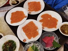 捞汁三文鱼-芭菲盛宴·环球美食(锦城万达广场店)