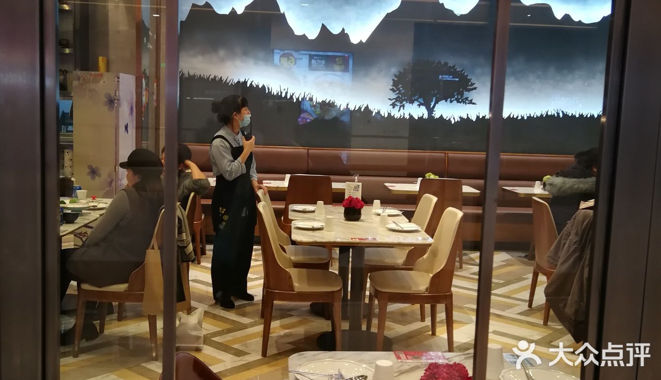 桃花漂露气，波中含烟翠～