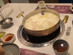 -洪氏嗨捞·广东猪肚鸡·椰子鸡火锅(西咸万象城店)