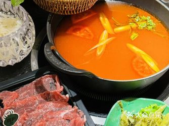 外滩洞穴风的贵州酸汤火锅｜酸爽开胃又治愈！