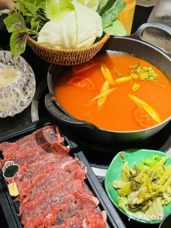 外滩洞穴风的贵州酸汤火锅｜酸爽开胃又治愈！