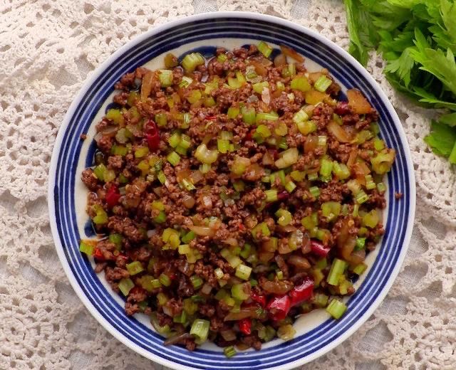 牛肉末  150g
芹菜末  150g
油  15g
洋葱末  100g
干辣椒