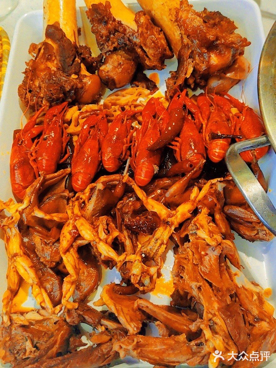 味道真的很绝 环境还可以 弄弄市井气息