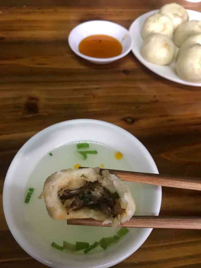包子配油碟还是第一次吃感觉挺新奇的服务态度一般般啦貌似过年