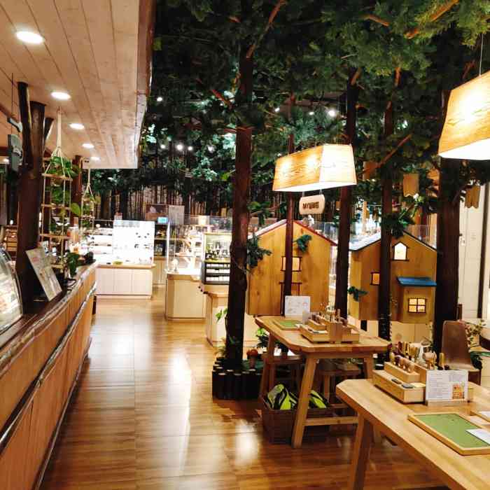 森活木趣(皇庭广场店)-"皇庭广场b1层的【森活木趣】 在店外面.