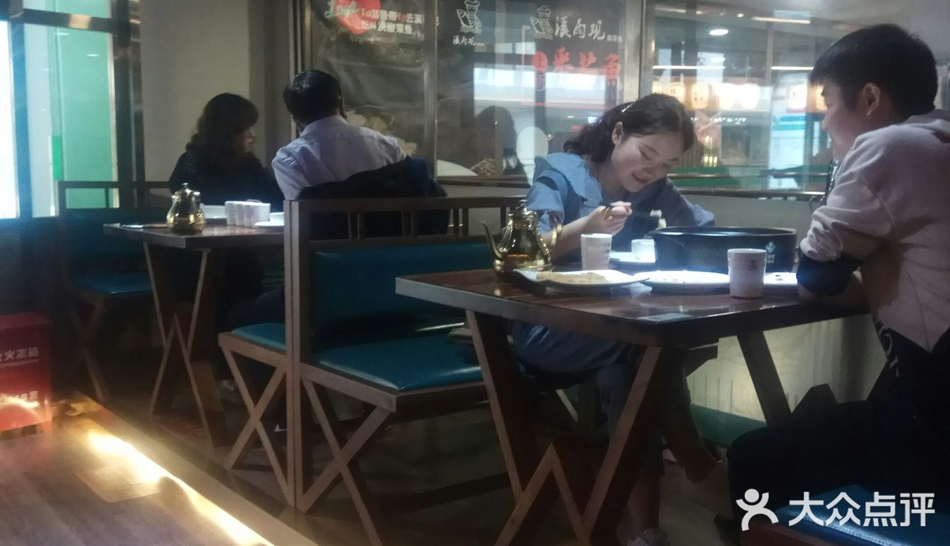 位于南京路步行街悦荟商厦6楼的溪雨观酸菜魚店