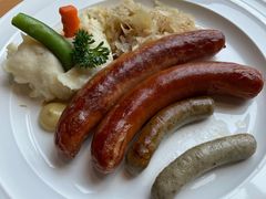 德国香肠拼盘配土豆泥和酸椰菜-LENBACH兰巴赫西餐啤酒坊(大连东港店)