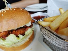鸡排汉堡配香脆薯条-WOLFGANG PUCK KITCHEN & BAR(迪士尼小镇店)