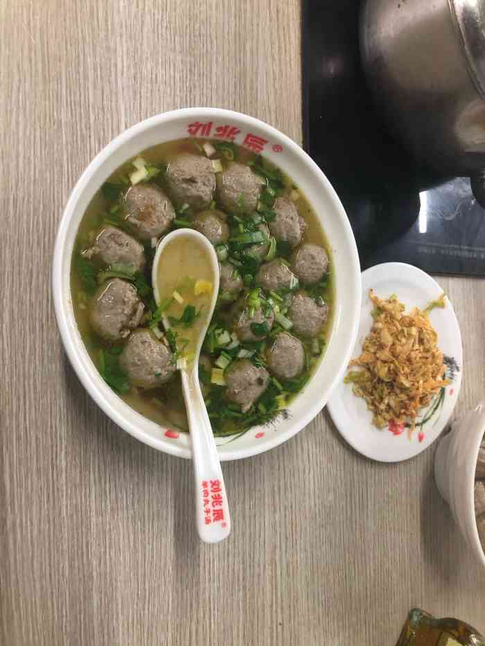 刘兆辰羊肉丸子汤(钢铁路店"人暴多啊,外面摆了很多小桌子,卫生情况