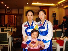 女儿与服务员合影-平壤馆(西塔街店)