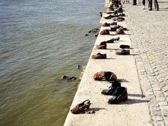 -多瑙河畔鞋履雕塑