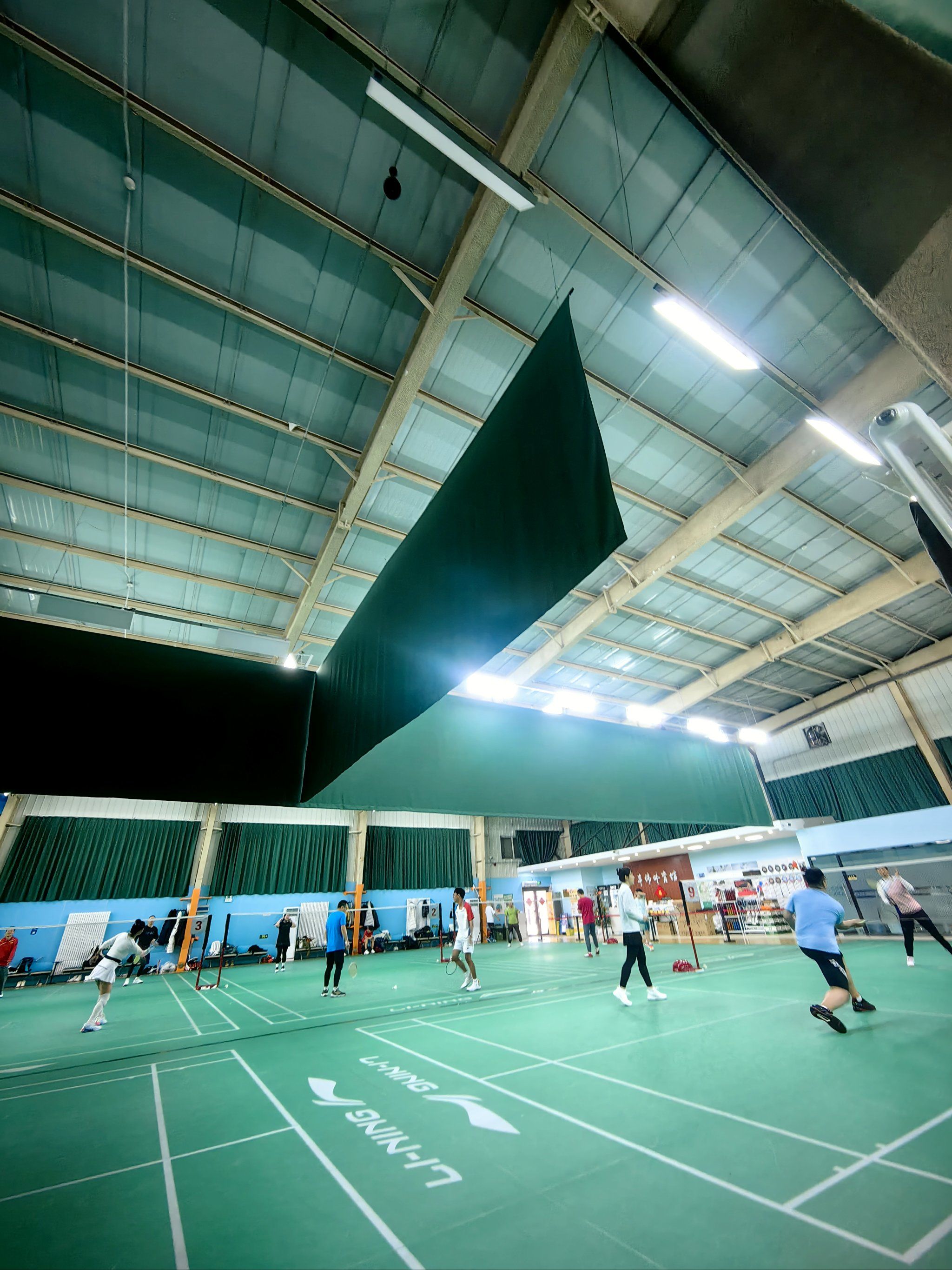 大年初六的早上看完了加缪的《局外人》,就开车出来到李宁丰伟体育馆