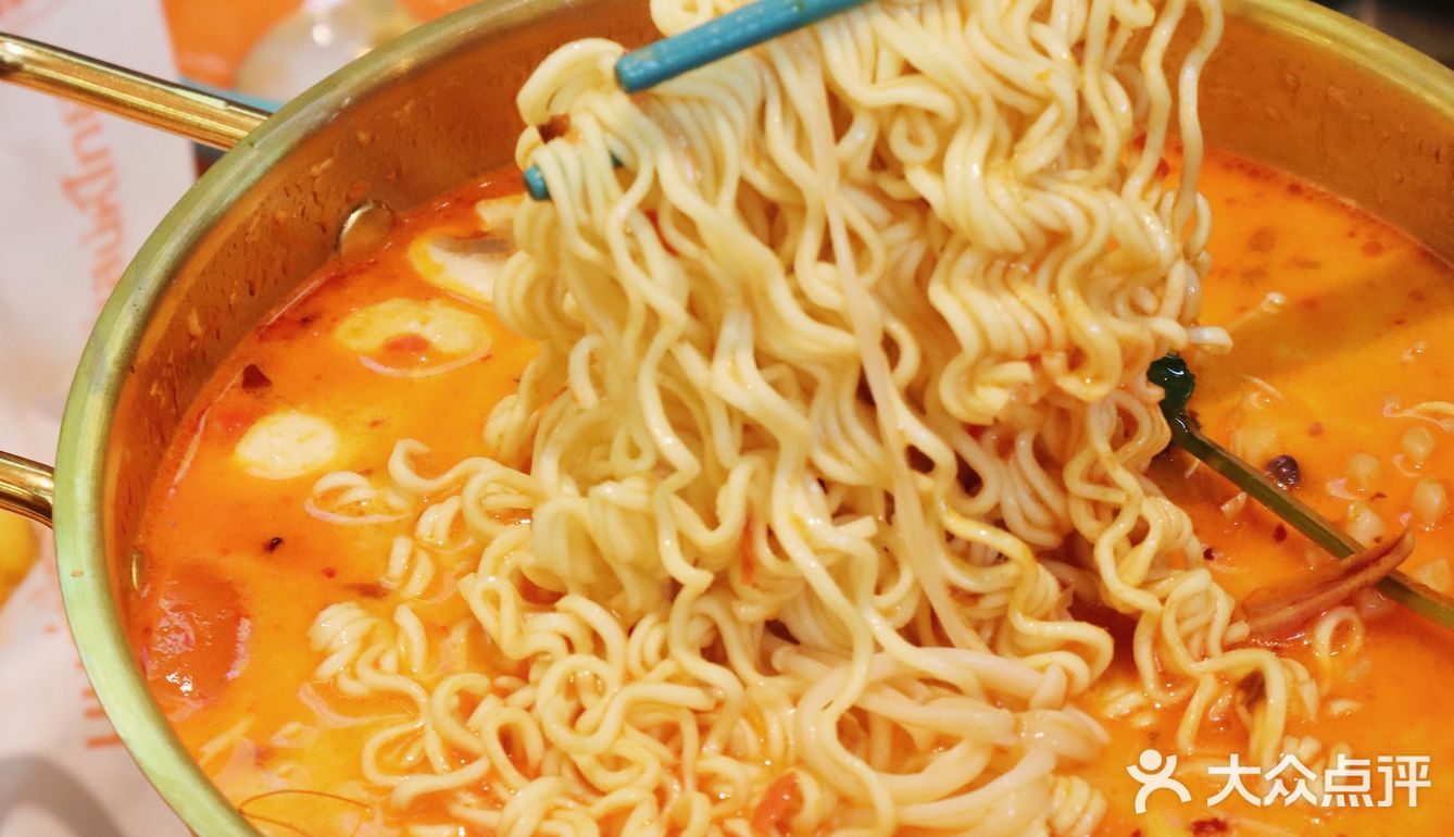 昆明探店｜泰国街边橙色房子里吃泰式大排档