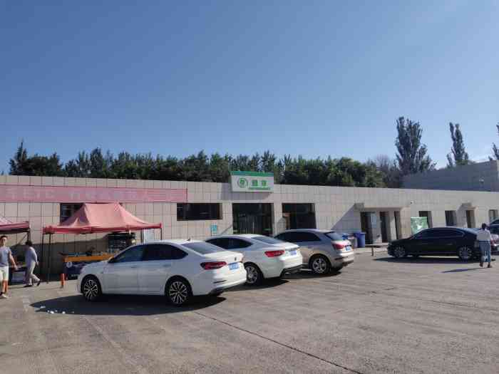 官厅服务区停车场