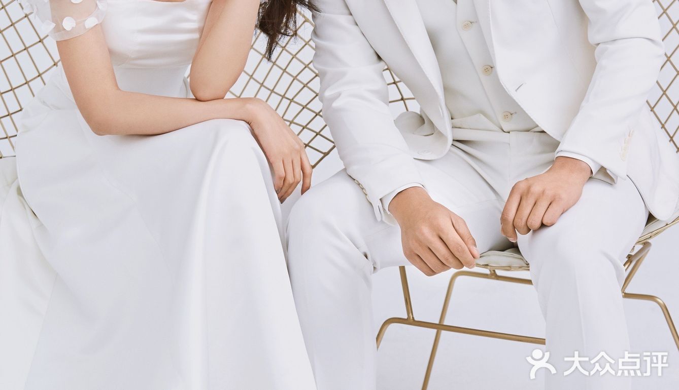 室内极简婚纱照，简单的幸福