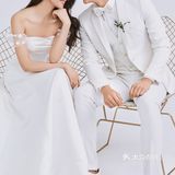 室内极简婚纱照，简单的幸福