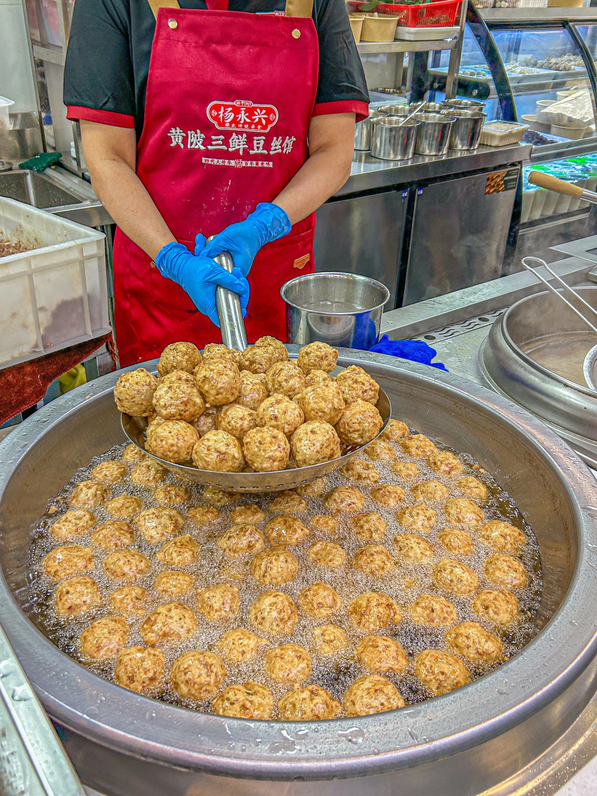 0.1r吃到了杨永兴现炸鲜肉圆子!