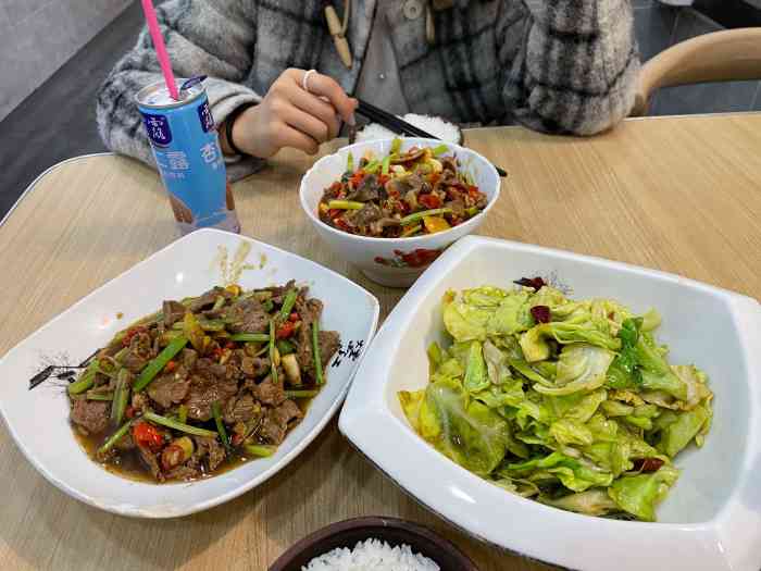 老游独一佳湘菜馆(太白南路店)-"[薄荷]环境:在地铁口不远的地方,小小