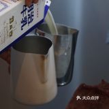 看外国小哥喝了一口 表示很灵