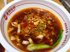 招牌红烧牛肉面-呷佬·长沙手工米粉(金沙江路店)