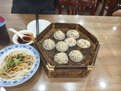 牛肉灌汤小笼包-西安贾三灌汤包·回坊小吃·清真炒菜(北院门总店)