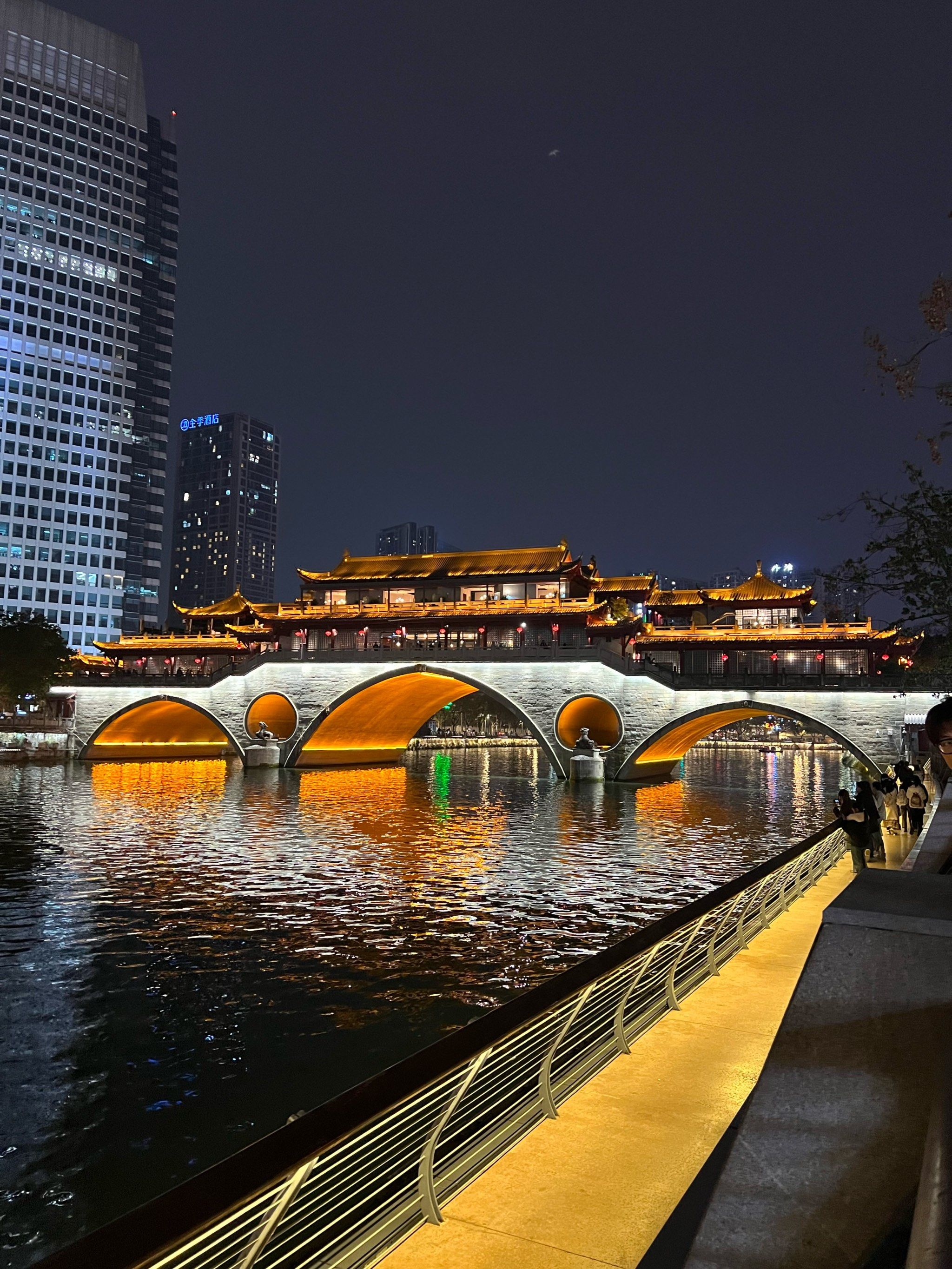 赏了三座古桥,在四川音乐学院后街酒吧听live,看了一座发电站,路过