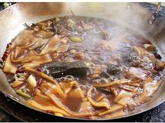 柴锅炖水库鱼-姥家大锅台水库渔家