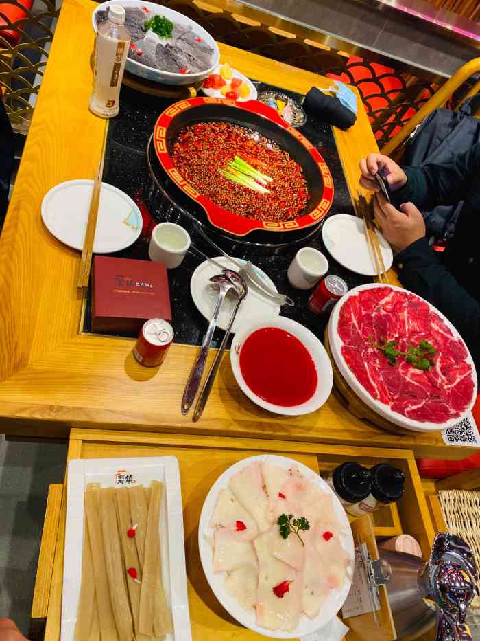 蜀镇鲜货火锅(人民北路店)-"一,食材和口味:质量整体是不错的,锅底.