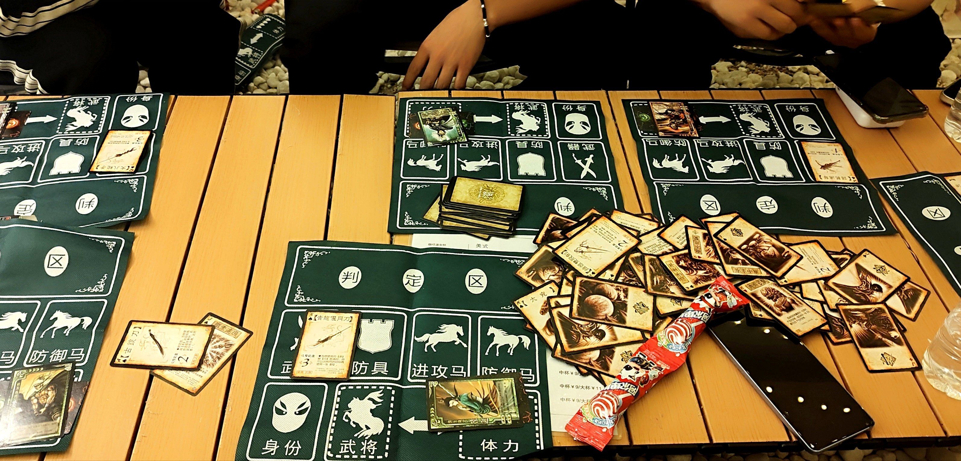 新天地步行街
店内环境非常舒适,有多种包间可以选择,各种桌游卡牌