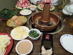 -洞庭洲·防空洞火锅·烧烤·铜锅涮肉(新百广场店)