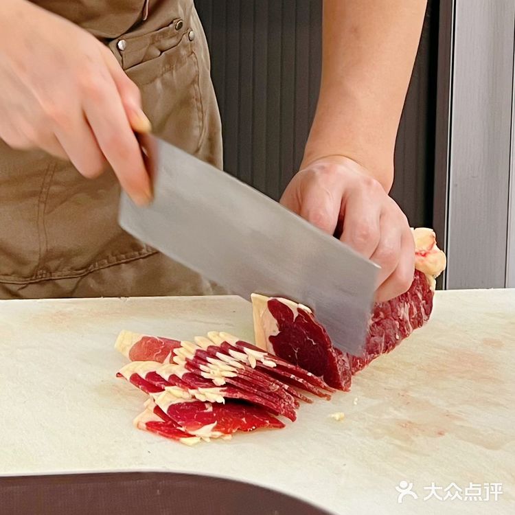 火锅当然要吃现切牛肉啦！