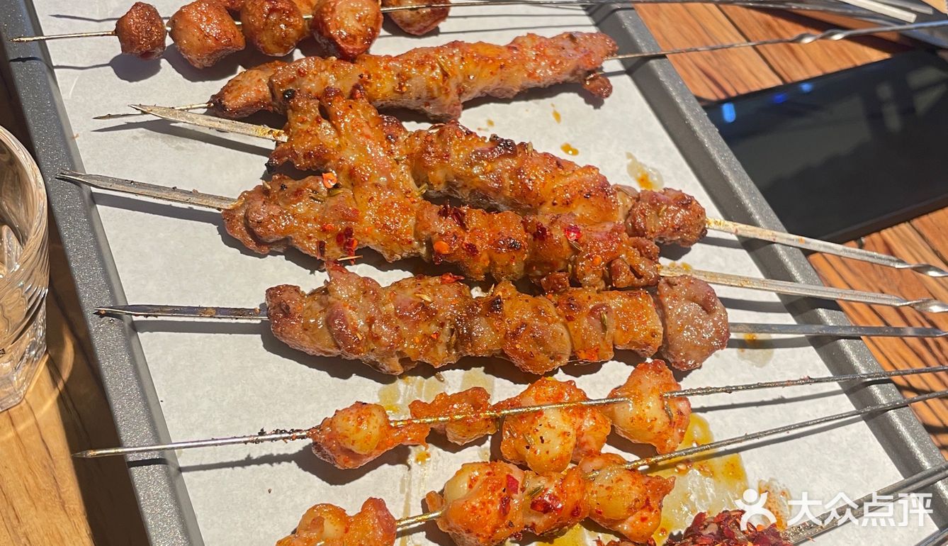 东北烧烤哦。烤串选择性太少了