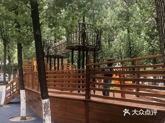 室外公园  孩子们在家呆的时间太长，快出来拥抱大自