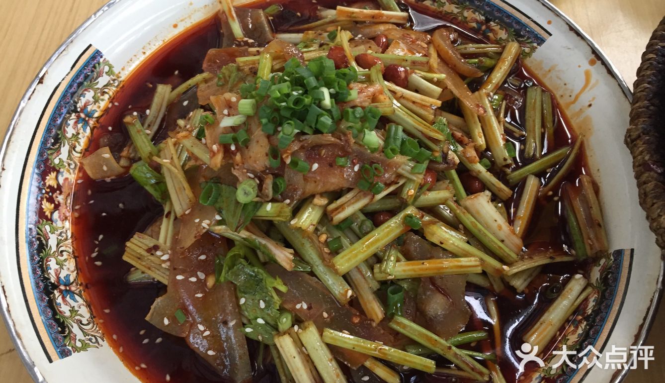 环境不错，点菜是在厨房窗口，有菜品展示，喜欢那个就那