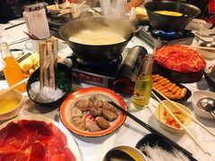 浓厚原只鸡煲花胶汤-鲜入围煮花胶鸡海鲜火锅