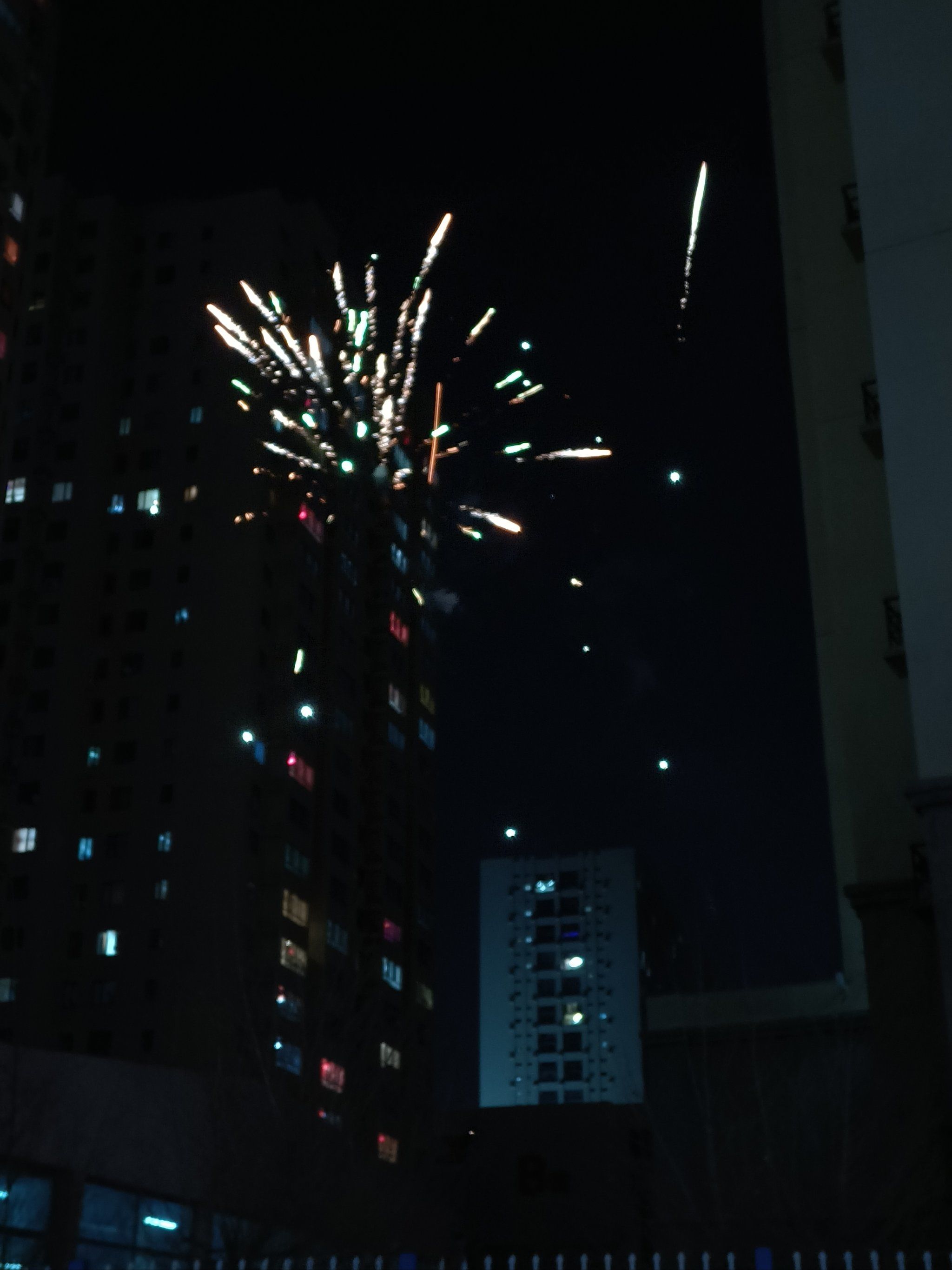 夜晚灯火通明