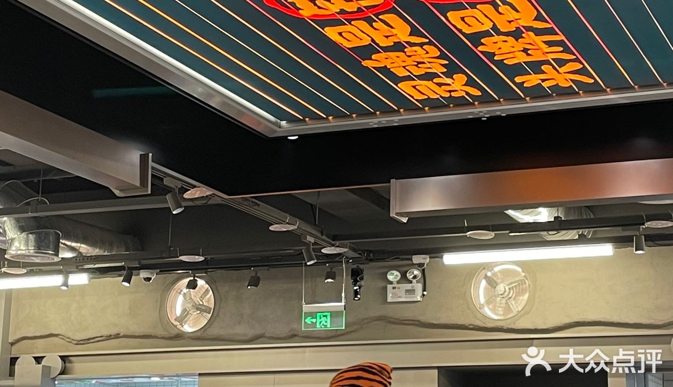 杭州氛围火锅第一名：怂重庆火锅厂来啦