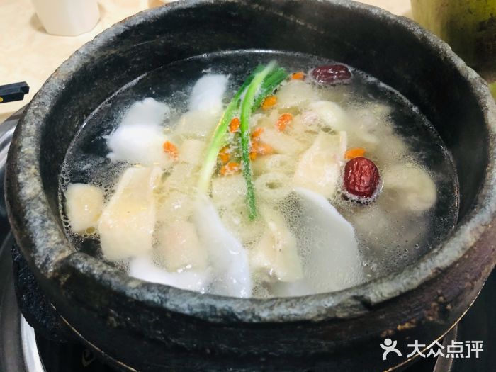 墨脱石锅椰子鸡•糟粕醋•东山羊(大东海店)墨脱石锅椰子鸡图片