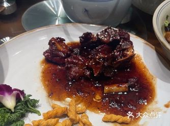 这里菜馆真的很好吃!就是有点费米饭!! 每一盘菜都红