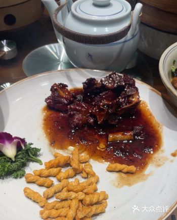 这里菜馆真的很好吃！就是有点费米饭！！ 每一盘菜都红